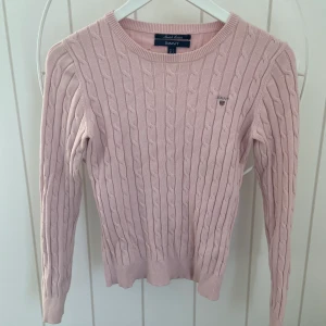 Kabelstickad tröja GANT - Fin, ljusrosa, kabelstickad tröja från GANT. Storlek S, och väldigt lagom i storleken. Kan skickas mot fraktkostnad. 