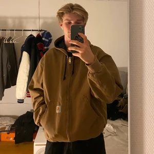 Carhartt jacka  - As soft och nice brun carhartt jacka som är perfekt för alla sorters väder. Sitter extremt nice och lägger till en jävligt nice workwear vibe till din outfit NYRPIS:2100 knappt använd och inga flaws 