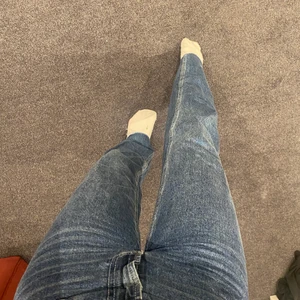 Jeans  - Superfina mörkblåa jeans som jag säljer då dom inte kommer till användning. Strl 34 men dom går till marken på mig utan skor. Frakt tillkommer