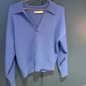 Super gullig tröja  - HÖGSTA BUD LIGGER PÅ 260!! Helt slutsåld super gullig tröja i en fin blå färg ifrån zara m krage💗 Strl L men sitter som S