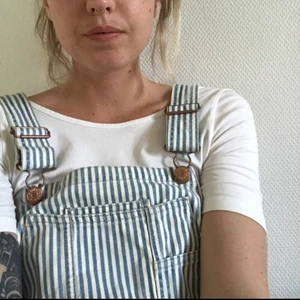 Hängselshorts från Monki - Gulliga hängselshorts från Monki som tyvärr blivit försmå .. storlek S! 150kr! 