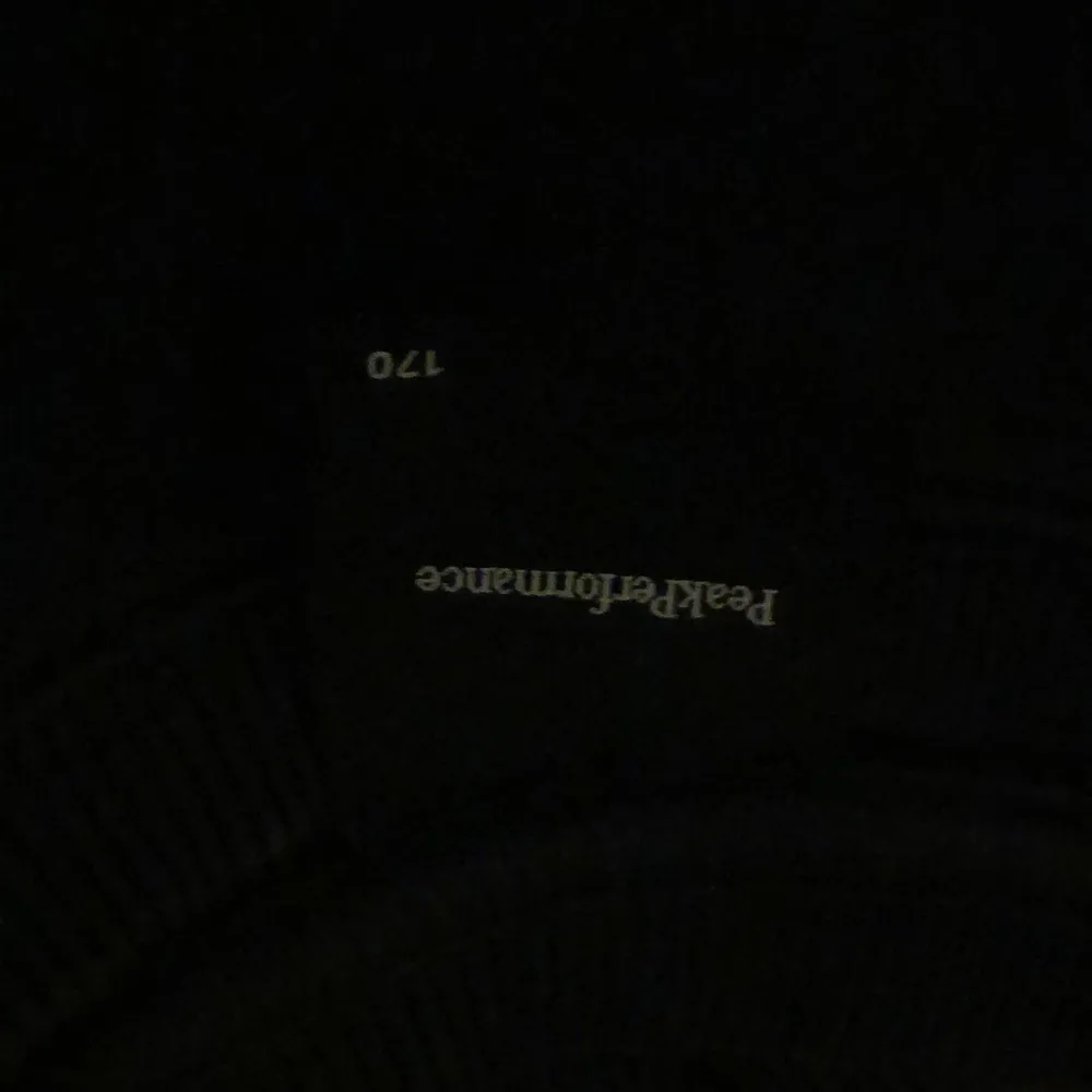 En mörkblå peak performance tröja utan luva, ny skick. Köpt på kidsbrandstore. Tröjor & Koftor.