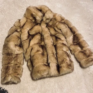 Skitsnygg pälsjacka! 🖤 (Fake) - Lägger upp denna annons igen till ett billigare pris, först till kvarn så passa på! ❄️ Jackan är i fakepäls men är riktigt fluffig och mjuk! Den är helt oanvänd och sitter som S/M.