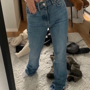 Jeans - Långa zara jeans i wideleg modell, som nya! Innerbenslängden är ca 80cm och passar perfekt på mig som är 170. Fraktar spårbart för 66kr, skriv för fler bilder och vid frågor❣️