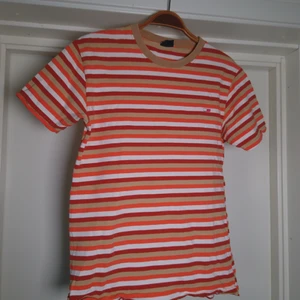 Tommy Hilfiger - Randig Tommy Hillfiger t-shirt, ingen storleksmärkning men passar M✌️