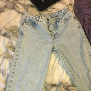 Ett par mom jeans i strl. W 25. Blåa och oanvända