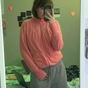 Jättefin aprikos zipup!! - Jättefin aprikos tröja med dragkedja köpt secondhand, står ingen storlek men gissar på S. Jättefin till lågmidjat! Från början från soyakoncept! 40kr + 48kr frakt = 88kr totalt!