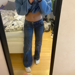 lågmidjade jeans - Aaasnygga lågmidjade jeans som tyvärr är för små för mig som brukar ha M🥺❤️ Sitter bra i längden för mig som är 166cm✌🏼 frakt tillkommer på 66kr!