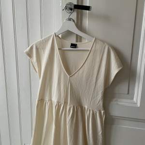 Jättesöt beige klänning från Gina strl xs, bara testad på, skicka PM för intresse eller skriv för att snacka pris!💛💛