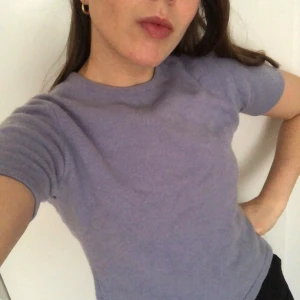 CASHMERE VINTAGE - [BUDGIVNING, höj med minst 5kr! Alla bud är bindande, du står för frakt 💕 Avslutas torsdag kl. 12:00.] Vintage supermjuk och lagom varm cashmere-topp i ljuslila/ljusblå! 💜💙 Äkta cashmere från Rafael Punti. Använd men bra skick! Går till naveln typ!