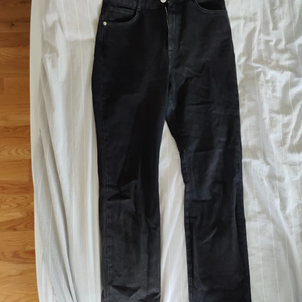 Svarta jeans från ivyrevel, momfit. Tyvärr lite för smala i låren för mig så har bara använts en gång 💞. Jeans & Byxor.