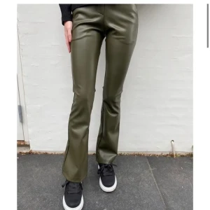 Skinnbyxor från designbySi - Skinnbyxor i grönt, från designbysi, använda en gång! Storlek XS