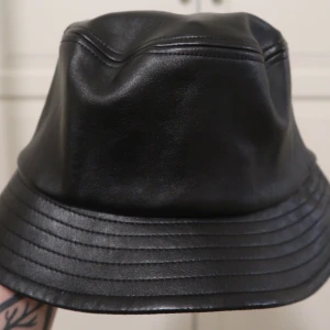 Buckethat  - Buckethat /Fiskarhatt i läderimitation (Fake läder) 