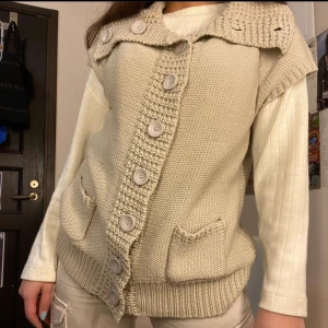 Stickad kortärmad kofta!🍃 - Storleken är XL men passar bra på även mindre, modellen är en S. Uppmötning, Gratis. språkbarfrakt, 66kr. Ickespårbar, 45kr❤️