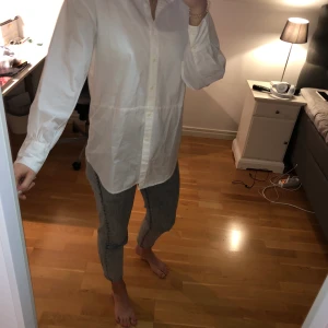 Lång skjorta - Säljer min superfina skjorta som är perfekt under en sweatshirt! Har endast testats och aldrig kommit till användning.. Bara att höra av sig vid frågor!🥰 (frakt tillkommer)