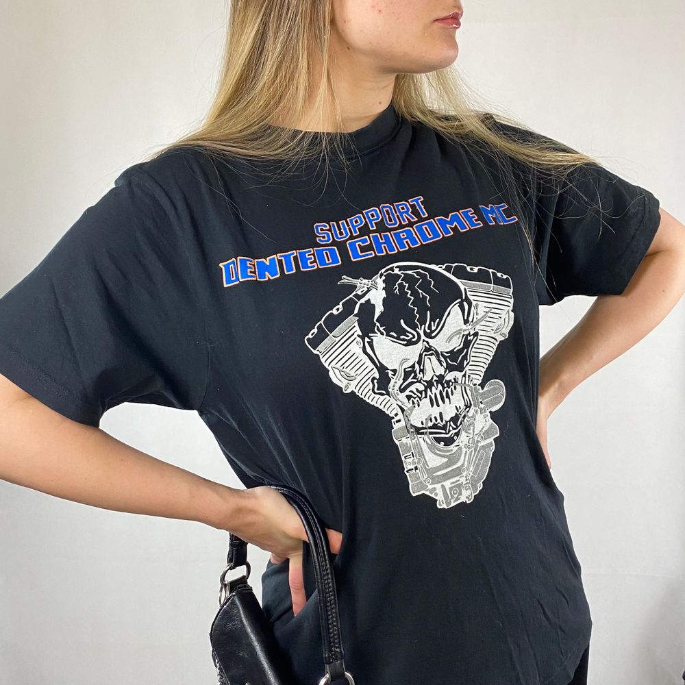 Cool t-shirt i toppenskick från Graphix Original Wear i storlek M. 100% cotton. Troligen menad för män. Axel till axel 43.5cm, längd 70cm och bredd rakt över 52cm. SafePay knappen är aktiverad så det går att köpa direkt utan att behöva meddela! Tar annars swish! Spårbar frakt på 66kr är inräknad i priset och SafePay tar 10% av betalningen. Tyvärr kostar det lite extra då jag alltid kommer skicka spårbart och ta safepay för bådas säkerhet. T-shirts.
