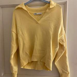 Jättefin gula tröja fran Zara i strl M! Hade nog suttit snyggt oversized på en S-Xs men även fin tajtare✨ Lite nopprig där av priset 30 kr