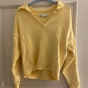 gul tröja 🐥💛✨⚡️ - Jättefin gula tröja fran Zara i strl M! Hade nog suttit snyggt oversized på en S-Xs men även fin tajtare✨ Lite nopprig där av priset 30 kr