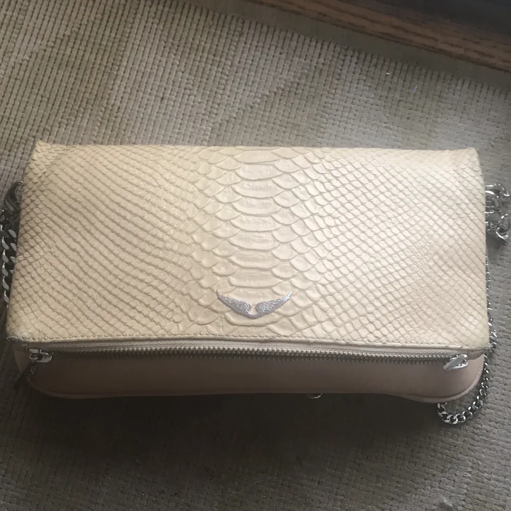 Jättefin väska från Zadig&Voltaire i fint skick. Ljusrosa/beige med ormskinnsmönster! Inköpt för 2 år sen för ca 2500kr och jag säljer den direkt för 1000kr eller budgivning, köparen står för frakt! Hoppas denna fina väska kan glädja någon! . Accessoarer.