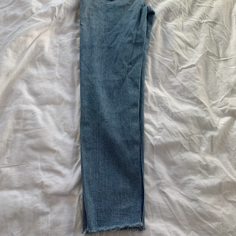 Säljer mina blå mom jeans från Primark. Dom är i modellen skinny jeans men är lite mer i skinny jeans varianten. Storlek 38 men är lite mindre i storlek. Köpta i london, jättesköna jeans men använder inte ofta.❤️. Jeans & Byxor.