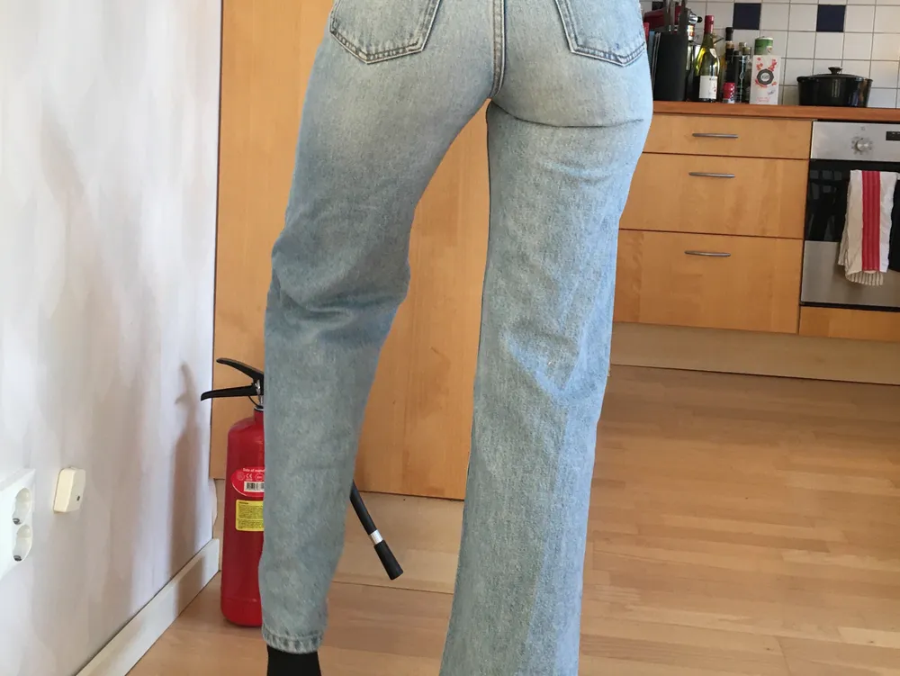 Snygga raka jeans i modellen yoko från Monki! Sparsamt använda men i fint skick bortsätt från 2 mindre väldigt diskreta fläckar på ena benet (syns dock inte på bilderna alls) tyvärr har dom blivit för små för mig! Frakten står köparen för🌸. Jeans & Byxor.