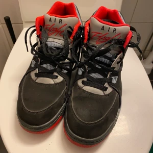 Nike air flight 42 - Använda men i gott skick. Finns i spånga 