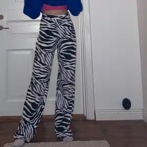 raka zebraprint byxor!🦓 modellen är 165cm! super bra skick💗 