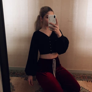 Tröja - En helt oanvänd tröja från Zaful med ettiketerna kvar. Tröjan är stickad och har knappar i fram som går att öppna om man skulle vilja använda den som är cardigan. Nypris för denna på Zafuls sida (där den är slutsåld) är 159 kr men jag säljer den för 35 kr. Jag har själv en likadan och den är i bra kvalite! Tröjan är i Medium men den passar mig som är XS/S Frakt tillkommer 🖤