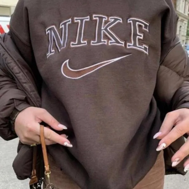 Super fin Nike tröja som inte kommer till användning tyvärr, buda i kommentarerna från 300💞. Tröjor & Koftor.