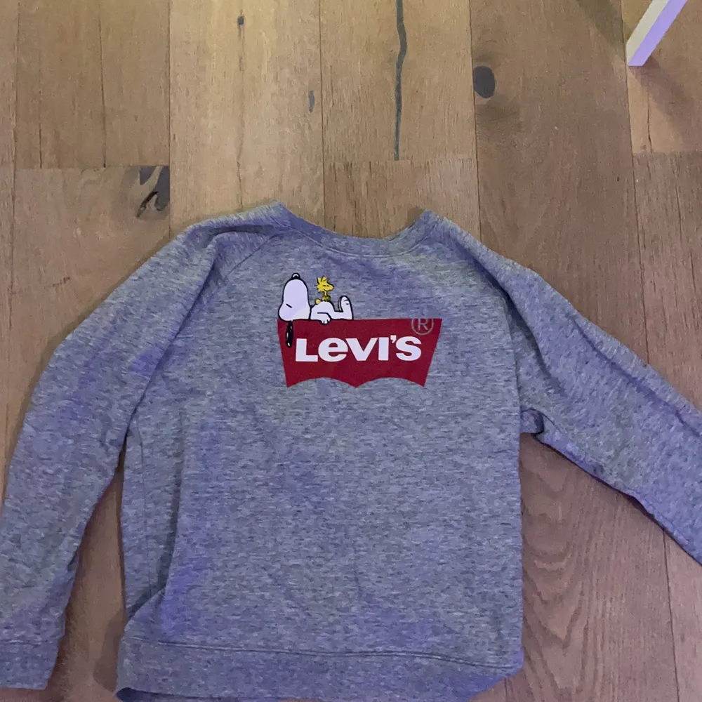 En såå fin Levis tröja me snobben på som jag har köpt i Leuca i Italien föra året. Kommer dock sälja den för använder den inte så mycket😊. Tröjor & Koftor.