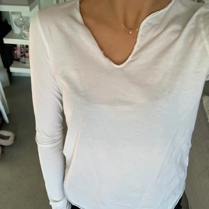 Zadig & Voltaire tröja  - En helt ny långärmad t-shirt från Zadig et Voltaire! Super skönt material och cool ringning där fram. Köpte den för ungefär 950kr.