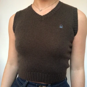 Brun väst - Gullig brun väst från märket United colors of benneton! Uppskattas till storlek s men passar även mindre. Visas på en s. Skriv privat vid intresse. Köpare står för frakt. Säljer en till väst på min plick! 