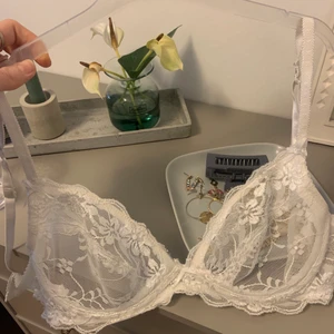 Världen finaste Bralette  - Den finaste braletten som finns, tyvärr för liten för mig 😭 Knappt Andvänder då den inte passar tyvärr :/ Frakten tillkommer på 30kr! ❤️ Kolla jättegärna in mina andra annonser, collegetröja, zip tröja, braletter med mera! ✨🥰🥰