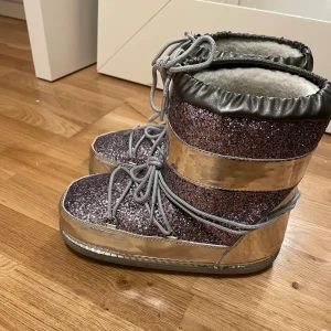 Ella cruz - Har nu bestämt mig för att sälja mina Ella cruz i storlek 40-41. Säljer pågrund av att dem va lite stora på mig. Buda privat eller köp direkt för 500. Budgivningen slutar 3/2 2021