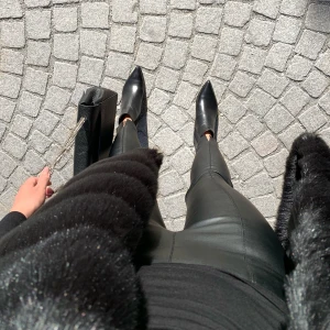 Svarta skinn leggings från Zara - Svarta skinn leggings från Zara. Storlek S. Dragkedja vid sidan. (Fusk-skinn) 