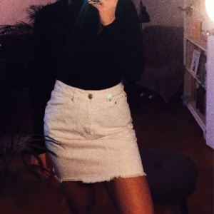 Vit jeanskjol  - Supergullig jeanskjol från gina med knappar istället för dragkedja. 