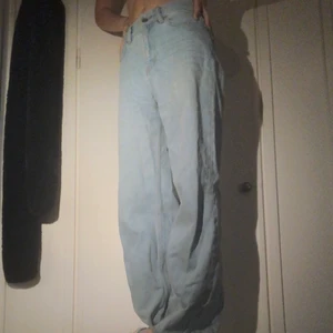 Högmidjade jeans i ljustvätt  - Säljer dessa jeans från Junkyard med ett tungt hjärta men det är dags för dem att hitta ett bättre hem:’^) Superbra kvalitet och skitsnygg tvätt på dessa baggy jeans:* Sitter jättesnyggt på mig som är 26-27 i midjan (trots att det står 25 på jeansen) och 161 cm. Köpta för 500 kr💥✨💕