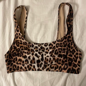 Bikini top leopard - Passar en 34a, bra skick! Frakt tillkommer!🤍