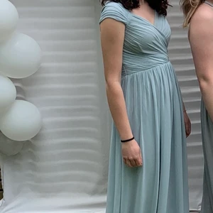 Balklänning  - TILL ER SOM HAR BAL 2021!!! Jag säljer min fina balklänning som jag hade förra året!💙 Jag är 168 och den var lite lång för mig, annars satt den perfekt!✨ Nypris var 1050kr