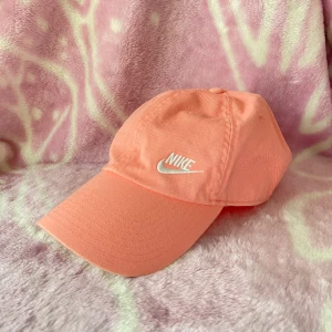 Nike keps  - Rosa Nike keps i ett väldigt bra skick, nästan som ny! Har använt den ett fåtal gånger. Kepsen har inte någon konkret storlek, men det finns möjlighet att justera den efter sitt huvud. Varan har inte några defekter. Läs mina villkor innan köp 🧚🏼💓
