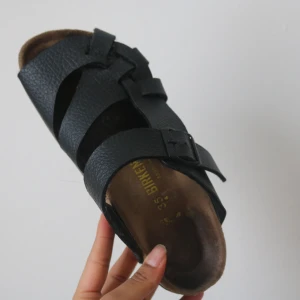 Birkenstock  - Birkenstock sandlar I storlek 35, passar även 36. Använda. Sulan är gott skick som ni ser på bild 3. Skorna är väldigt bekväma. De går att använda inomhus så väl som utomhus. Köpta för 900 kr