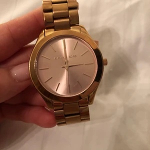 Michael kors klocka - Box och resterande storleks delar finns kvar.