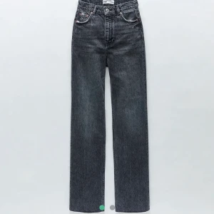 Säljer dessa super snygga zara jeans - Långa raka zara jeans som är lågmidjade. Är avklippta. På mig som är 162 är dem ända ner till marken.