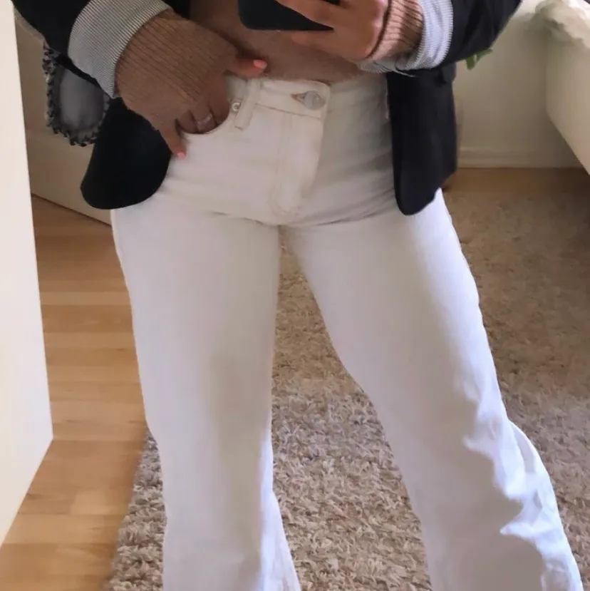 Byxorna är lite kortare i modellen. Frakt ingår🥰. Jeans & Byxor.