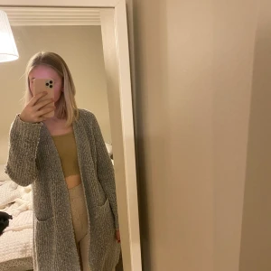 Grå kofta - Mysig grå kofta, sticks inte.