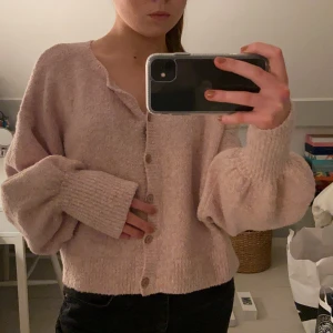 Mysig knitted tröja🌸 - Superfin rosa stickad kofta från zara köpt i somras. Fungerar året runt! Kommer tyvärr inte till min användning längre :( Jag i storlek 34 bär denna i M som är helt perfekt!