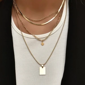 Halsband set - Set med 4 styckna guldfärgade halsband. Endast testade. Hör gärna av dig om du är intresserad eller vill ha fler bilder! Köparen står för frakt!