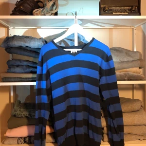 Sweatshirt/ randig blå💧 - Detta är en randig blå sweatshirt/ tröja i väldigt bra skick, budgivningen är privat.