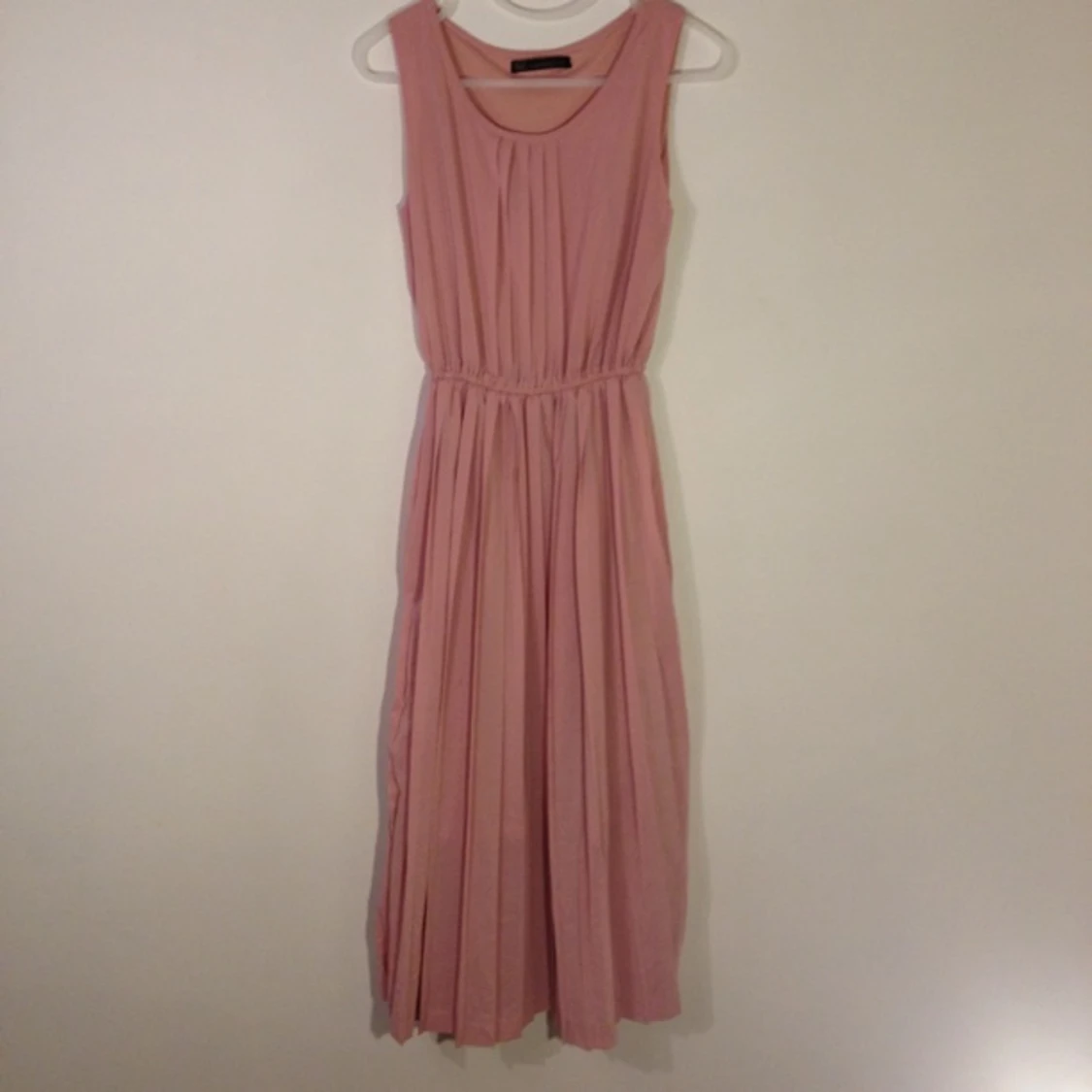 Ankellång, gammelrosa, oanvänd klänning. 