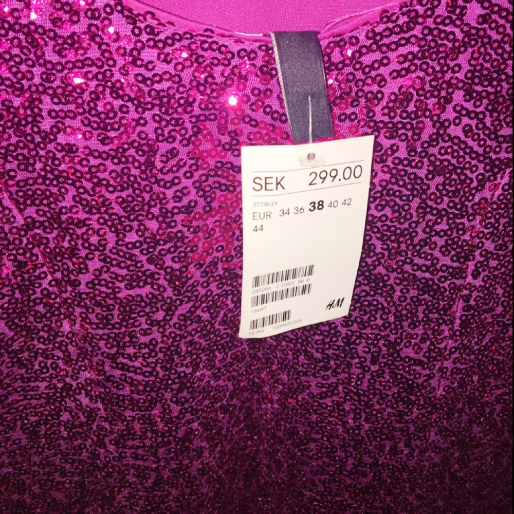Rosa glittrig paljettklänning från H&M, aldrig använd prislappen kvar. . Klänningar.